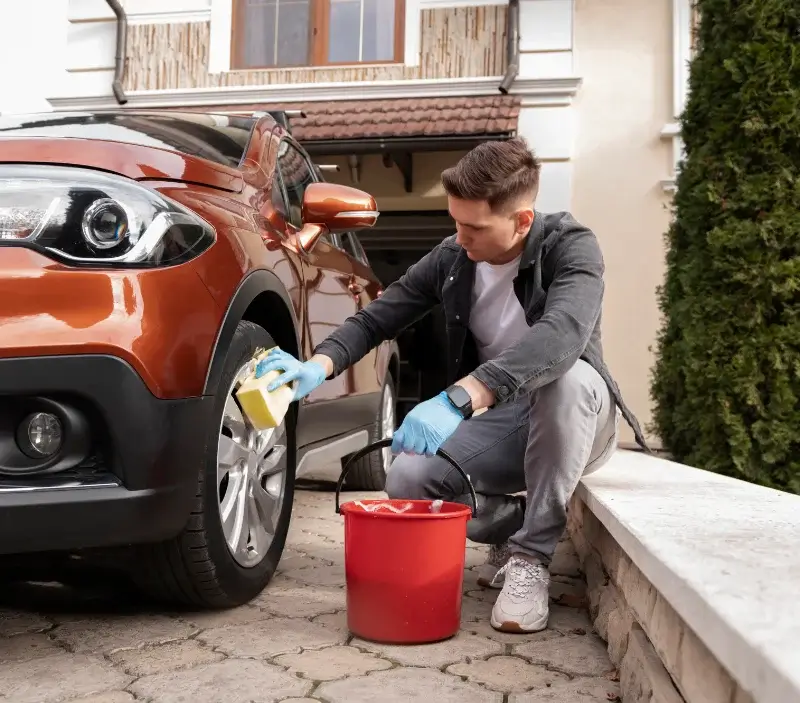 Lavage auto à domicile Couzeix : professionnel intervenant sur un véhicule